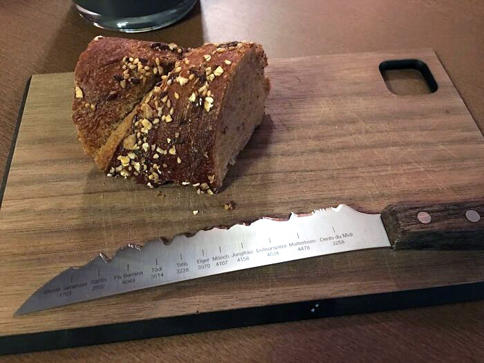 Le tranchant du couteau de ce restaurant suisse a été façonné pour mettre en valeur plusieurs des sommets des Alpes suisses.