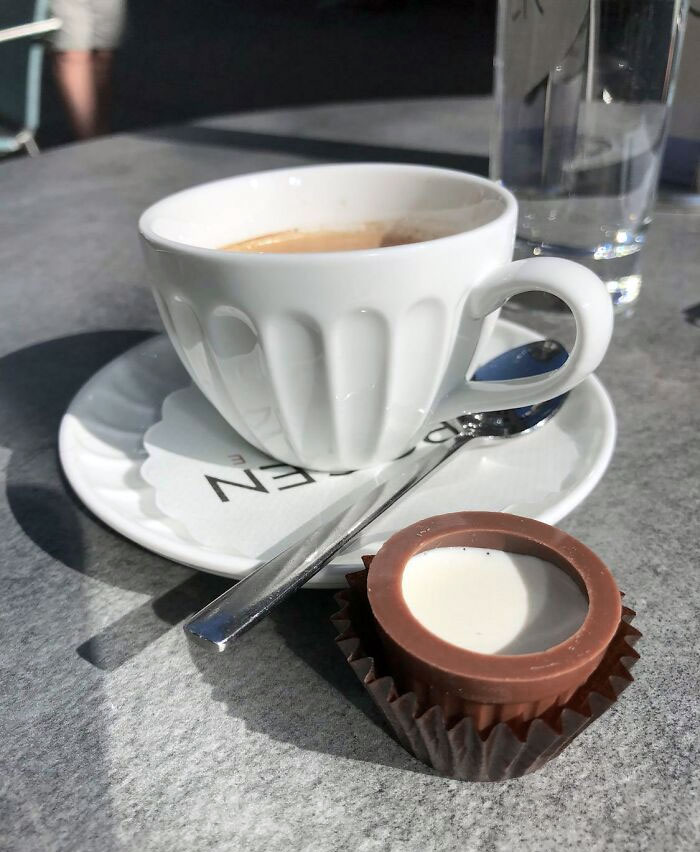 La crème que j’ai commandée avec mon café dans un café suisse était servie à l’intérieur d’une friandise au chocolat.