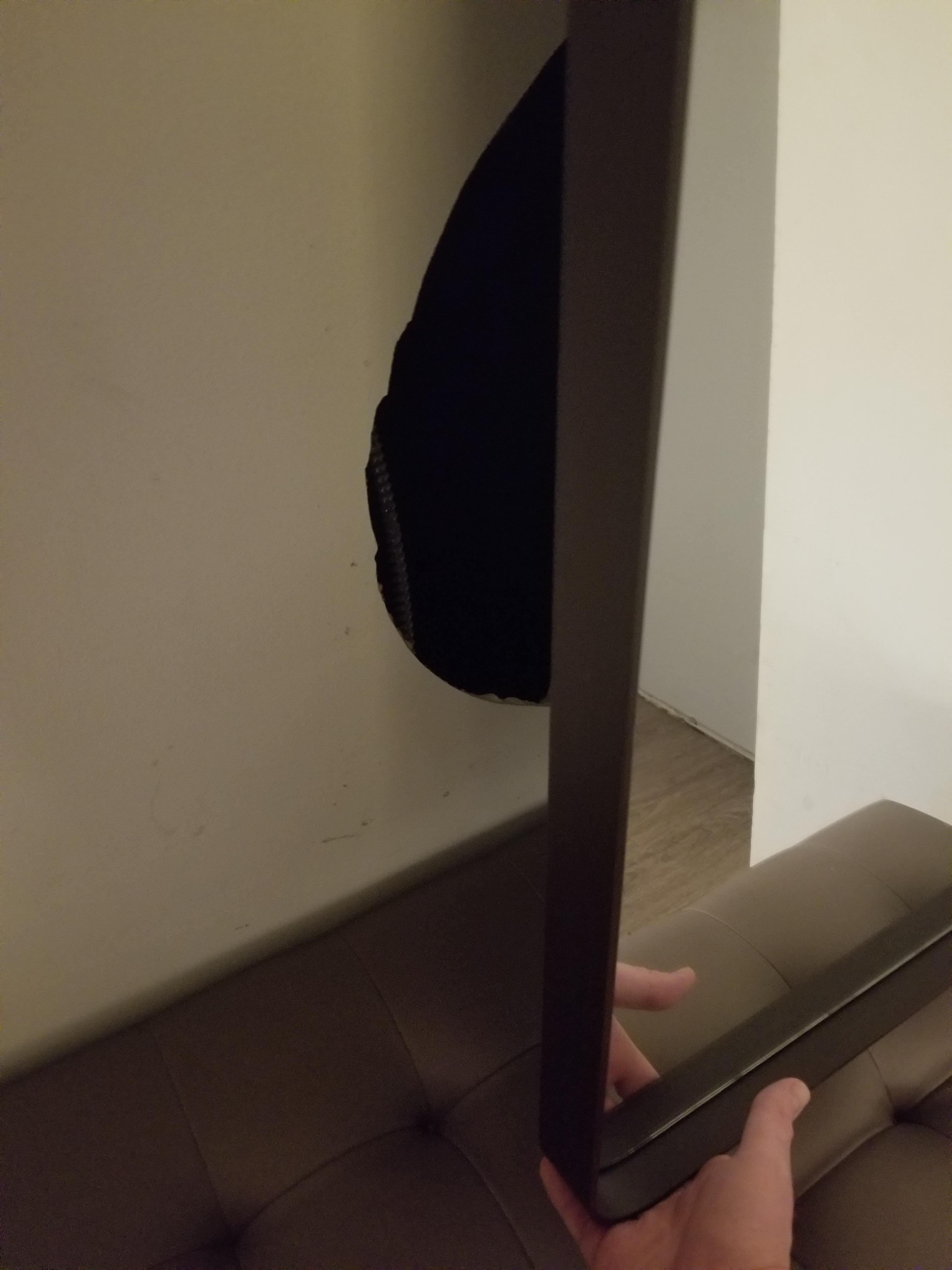 J'ai vu le miroir de ma chambre d'hôtel trembler de façon aléatoire et j'ai découvert cet espace dans le mur derrière lui.
