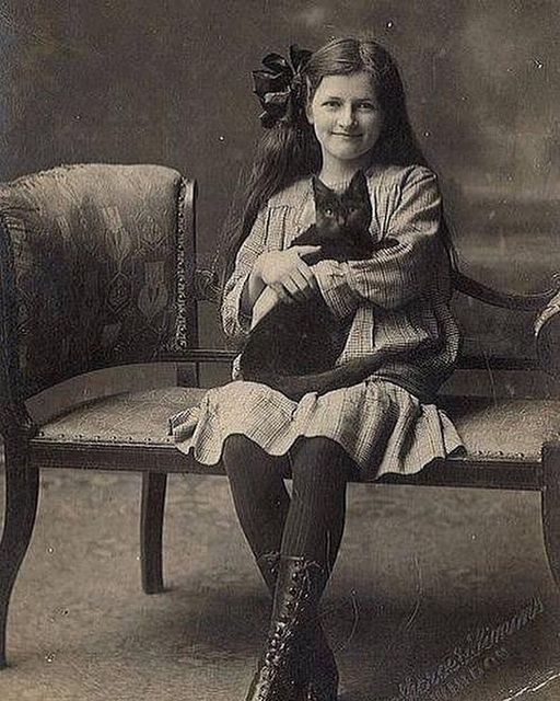 Jeune femme anglaise de l’époque victorienne posant avec son chat C1890s