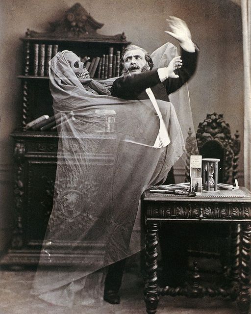 Photographie doublement exposée de l’illusionniste français Henri Robin avec un fantôme. Photo : Eugène Thiébault, 1863