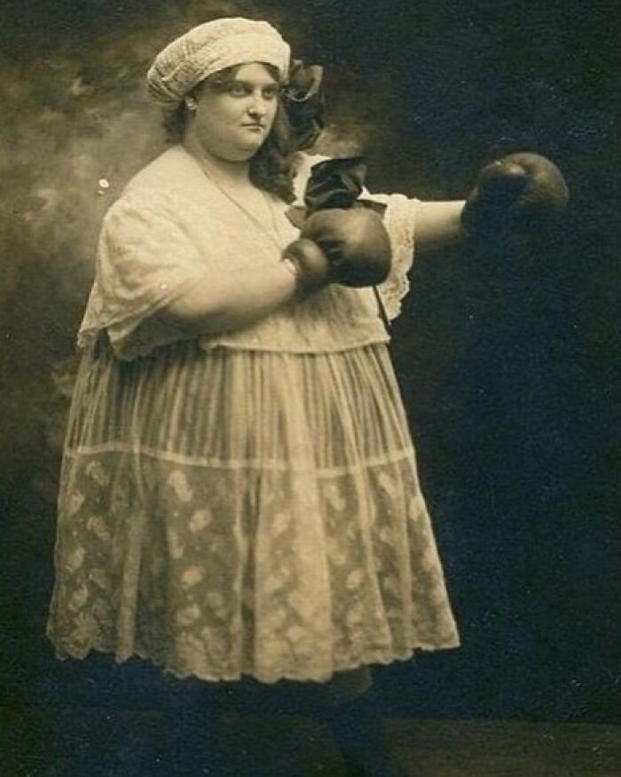 La lauréate du prix de la femme la plus effrayante du Royaume-Uni en 1883 était Hattie “The Mad Hatter” Madders – la seule femme à avoir jamais détenu le titre de championne du monde des poids lourds à la boxe. Elle a remporté la ceinture en 1883, en arrêtant le pugiliste écossais Wee Willy Harris au premier round de leur combat. Femme douce dans l’âme, Hattie s’est ensuite retirée en Irlande où elle est devenue éleveuse de vaches laitières.