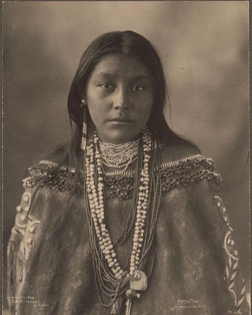 Portrait de Hattie Tom, une Amérindienne apache, 1899