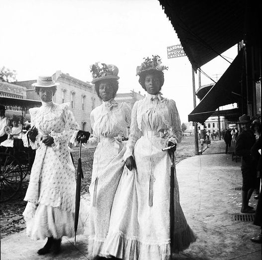 Trois femmes à Marshall, Texas, vers 1899. Photographiées par Gabriele Munter