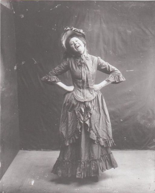 Une photo assez rare d’une femme victorienne qui rit, probablement vers les années 1880 !