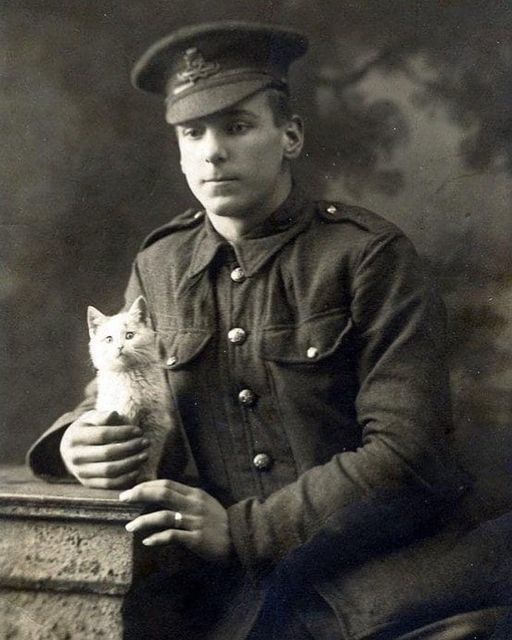 Soldat de l’artillerie royale posant avec son petit ami, pendant la Première Guerre mondiale