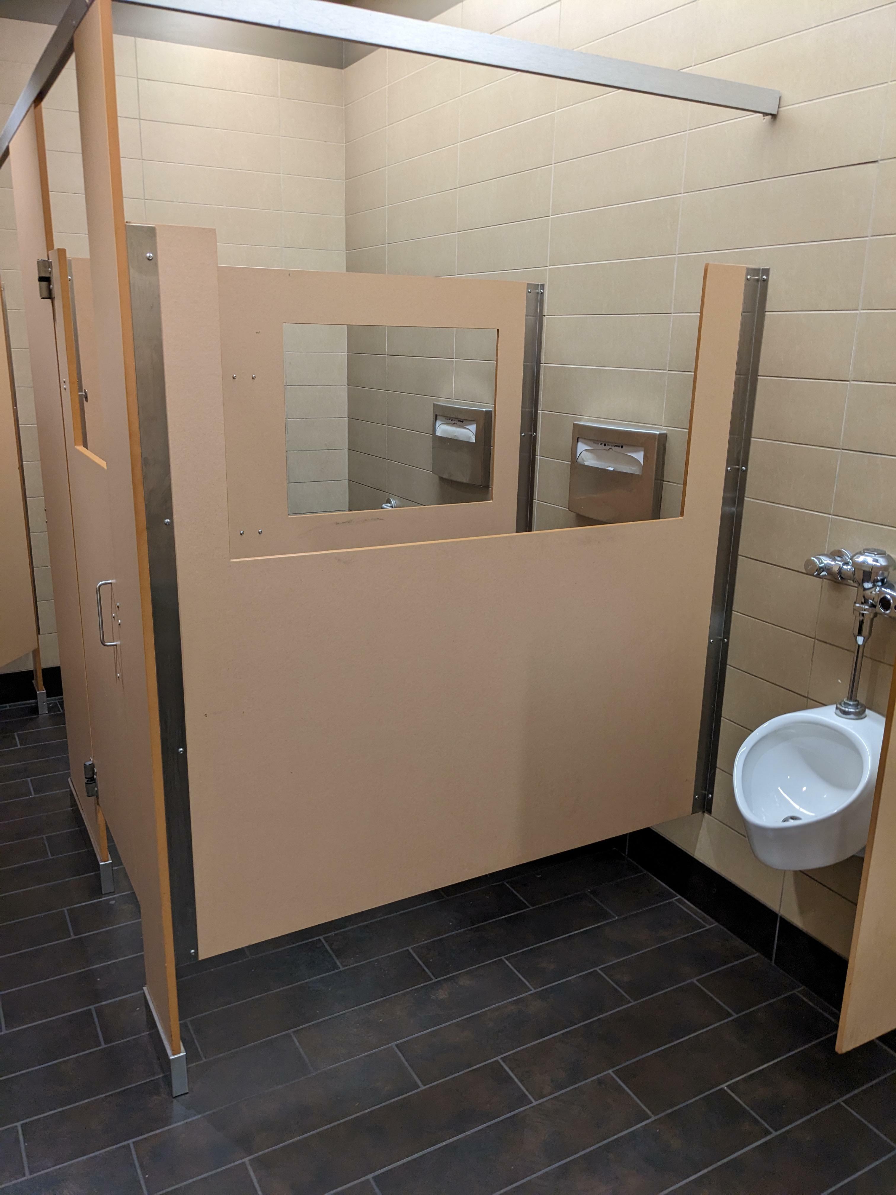 Stalles de toilettes publiques avec... des fenêtres d'observation ? Pourquoi ?