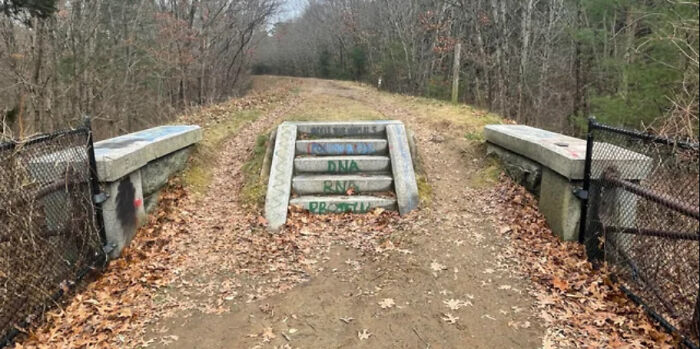 Personne ne veut emprunter l’escalier au bout du pont