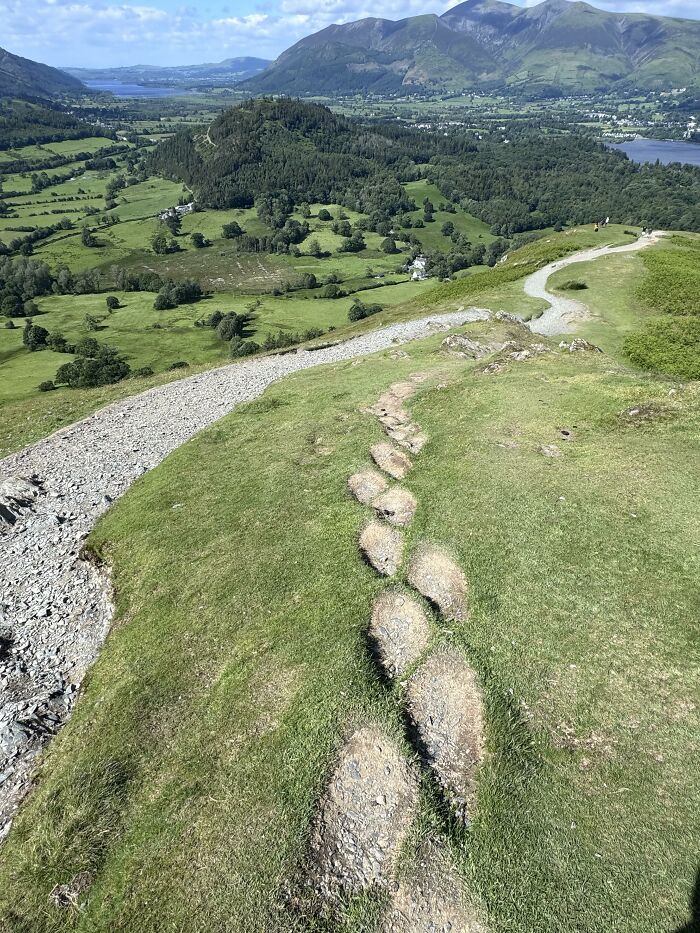 Chemin de désir escarpé, pour éviter une section de gravier glissant. Lake District, Royaume-Uni