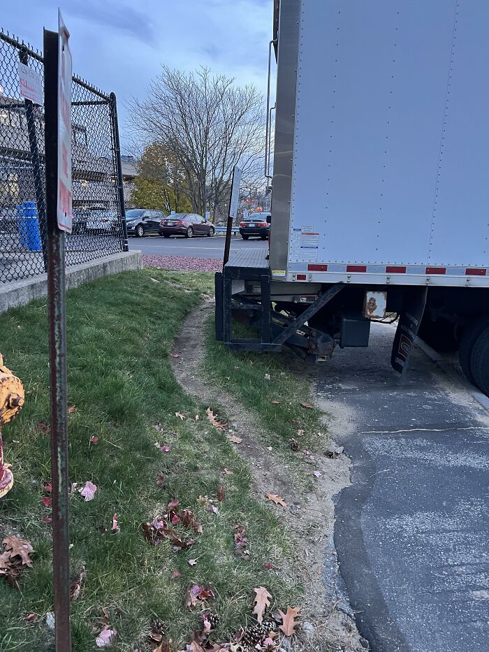 Ce chemin de désir contourne un camion qui est toujours garé au même endroit à mon travail.