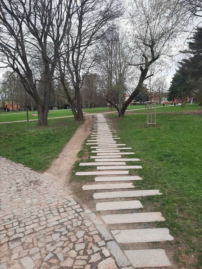 Le chemin des désirs a été pavé et déplacé d’un demi-mètre vers la gauche.