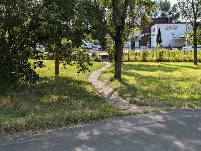 Un chemin qui va d’une station de tramway à un restaurant McDonald’s. Ils ont même construit des escaliers