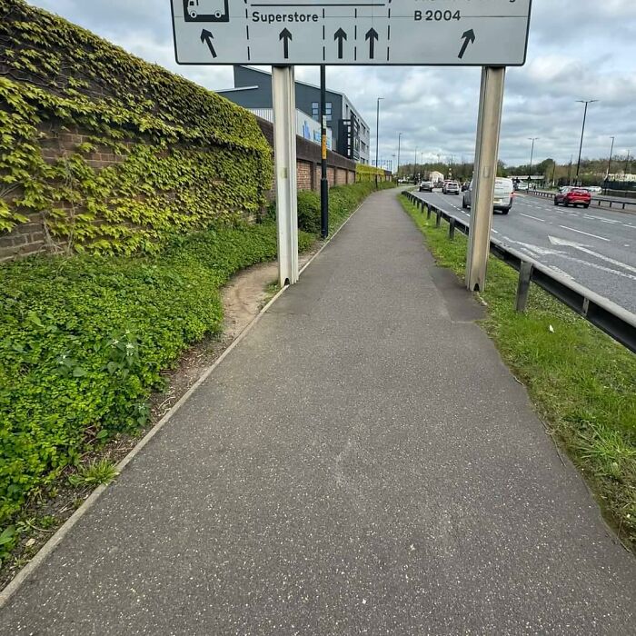 Les gens évitent une superstition britannique – Marcher sous les panneaux de signalisation porte malheur