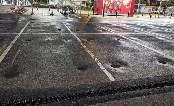 Pendant la pluie, tu peux voir où se trouvent généralement les pneus sur ce parking.