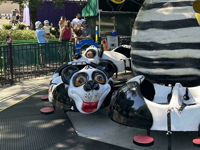 Manège pour enfants sur le thème du panda