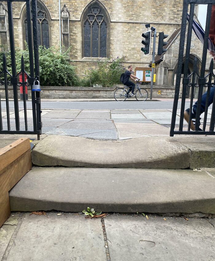 Marches en pierre à l’extérieur de l’université de Cambridge