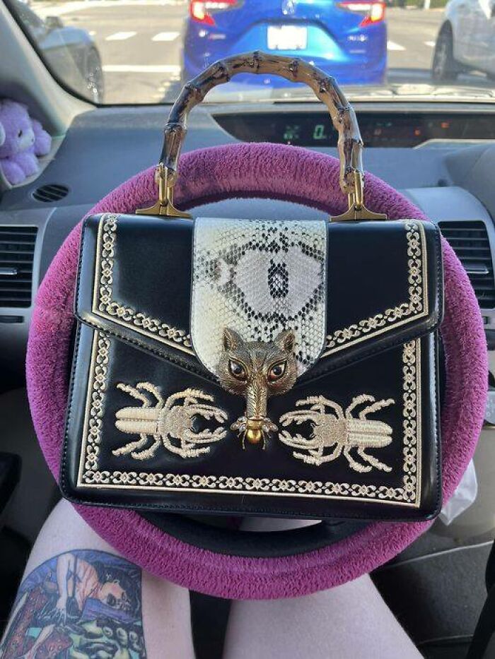 Je l’ai trouvé au magasin Goodwill d’Everett, Wa, sur Hoyt Ave. Je ne savais pas que c’était du Gucci quand je l’ai acheté. Je suis tombée amoureuse au premier regard