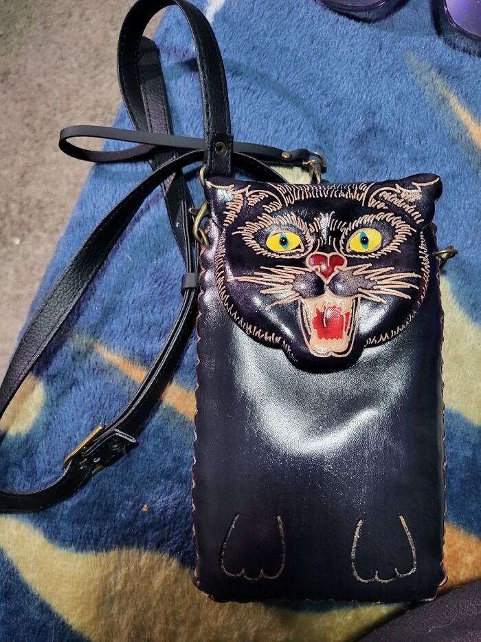 Et elle était là, de l’autre côté de l’allée. Elle me regardait avec des yeux globuleux. Sac à main en cuir avec chat noir