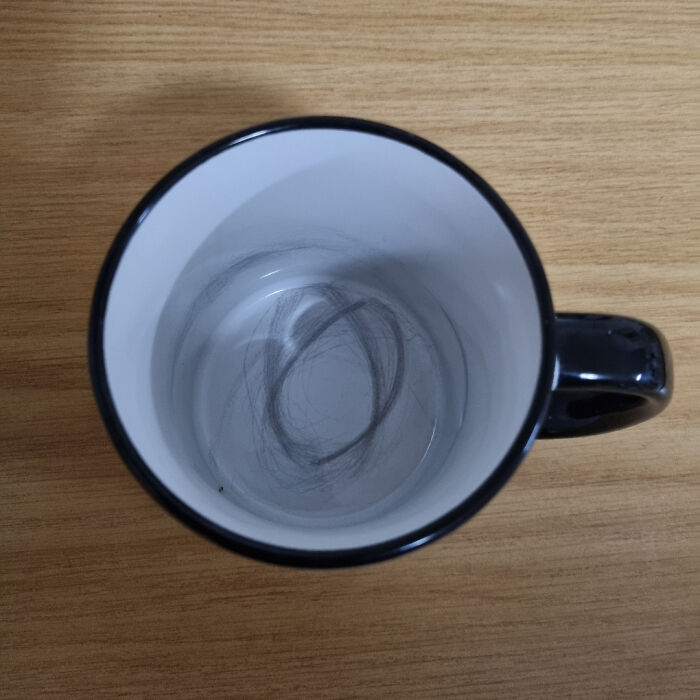 La tasse que j’utilise depuis quelques années montre la consistance du thé que l’on remue.