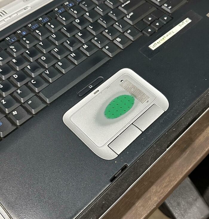 Le trackpad de l’ordinateur portable de mon patron est usé jusqu’au circuit imprimé