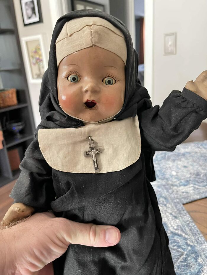 J’ai trouvé cette poupée nonne lors d’une vente de succession. Il est temps pour elle de trouver un nouveau foyer.