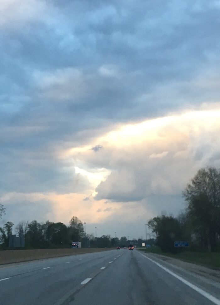 Mon père m’a envoyé cette photo d’un nuage qui ressemble à un requin.