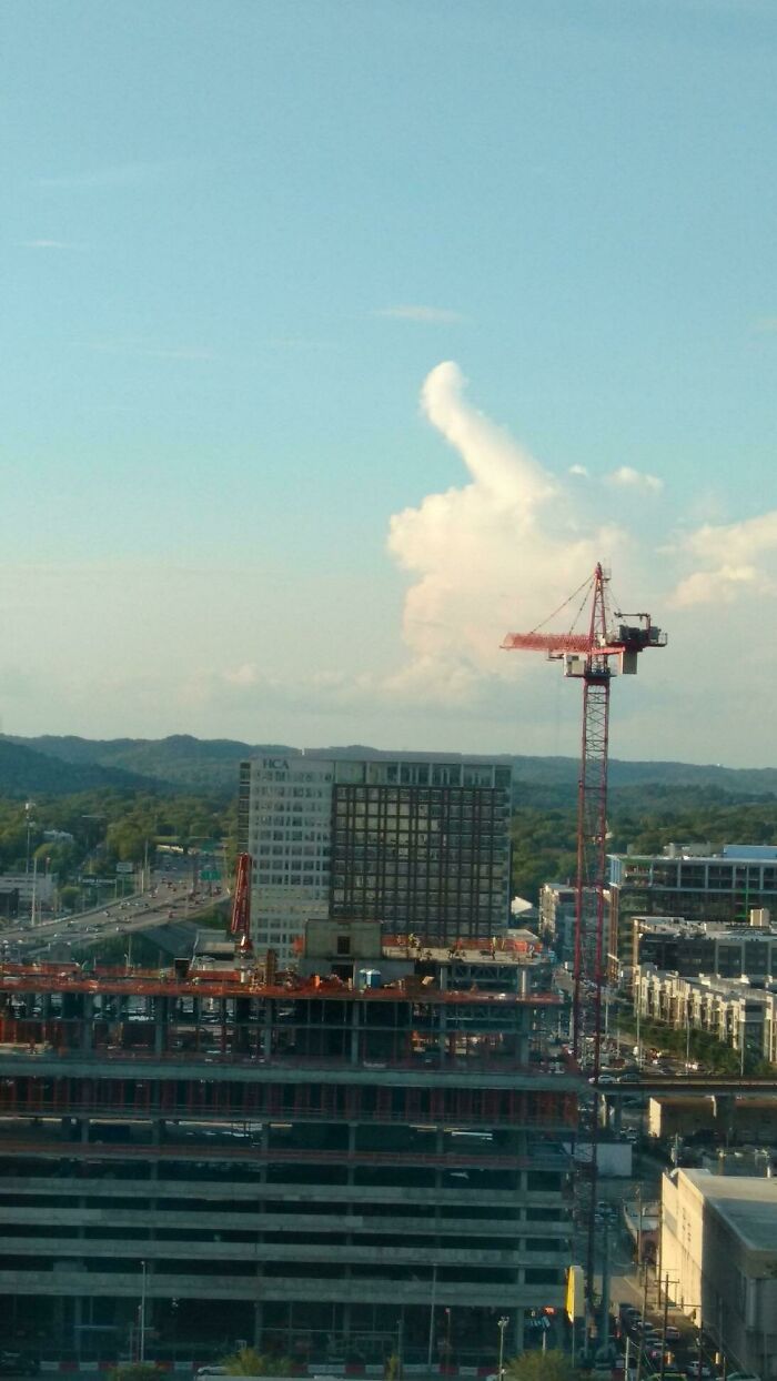 Ce nuage qui ressemble à un pouce levé