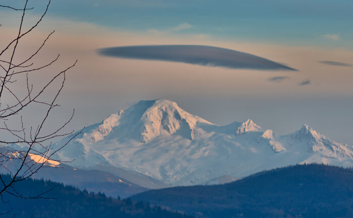 Cette photo prise au crépuscule montre ce nuage au sommet du mont Baker. De quel type de nuage s’agit-il ?