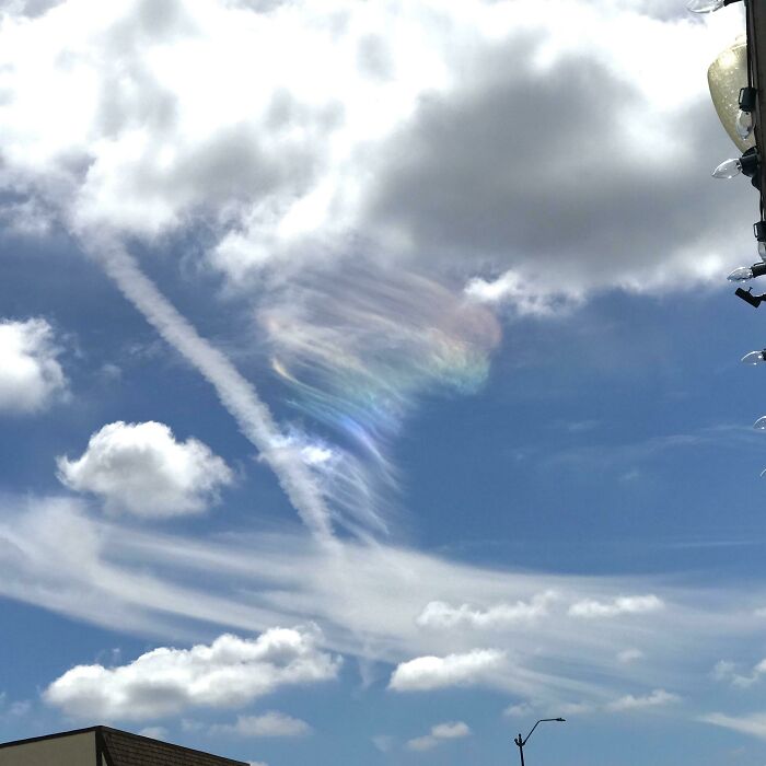 Un nuage arc-en-ciel en forme de tornade