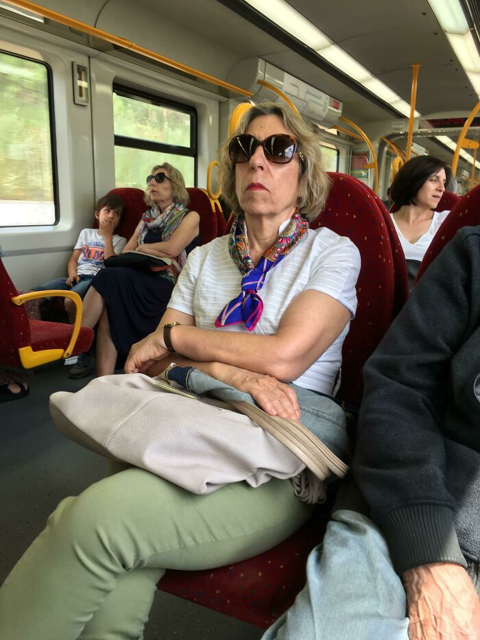 Je suis dans le train et ces deux dames se ressemblent mais elles ne se connaissent pas du tout… C’est bizarre