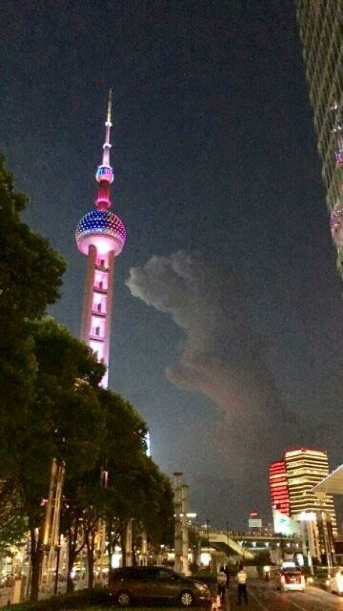 Ce nuage à Shanghai semble sur le point de s’emparer de la tour.