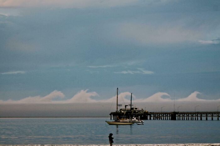 Ces nuages à la plage ressemblent à des vagues