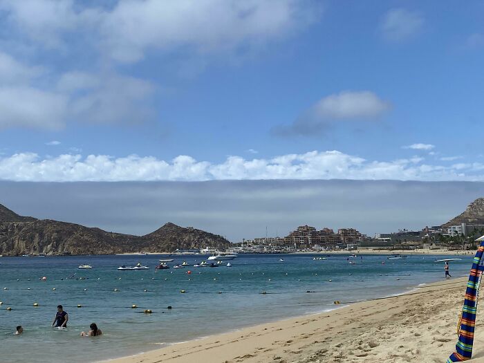 Ces nuages à la plage donnent l’impression que le ciel a été méchamment photoshopé.