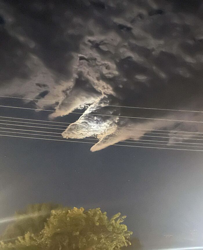 Nuage de requin avec œil de lune