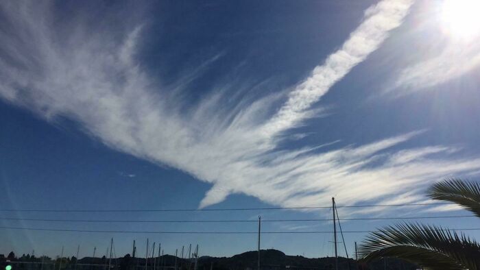 Les nuages à l’extérieur de ma maison ressemblaient à un phénix