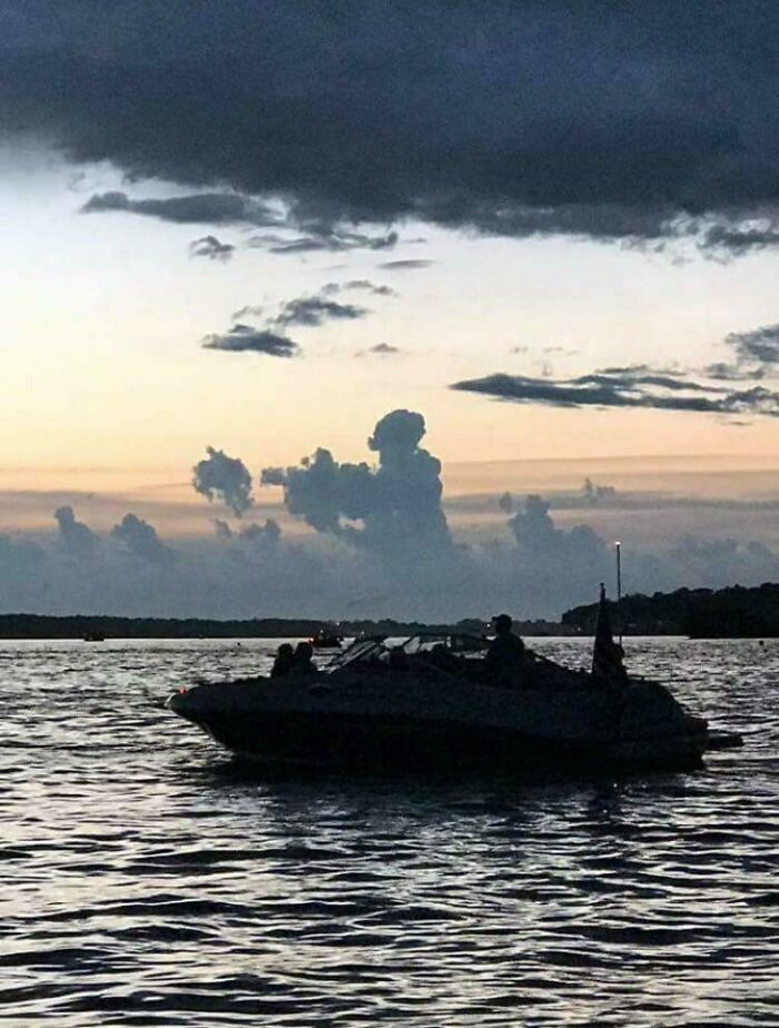 Ce nuage ressemble à un soldat qui tire avec une arme à feu.