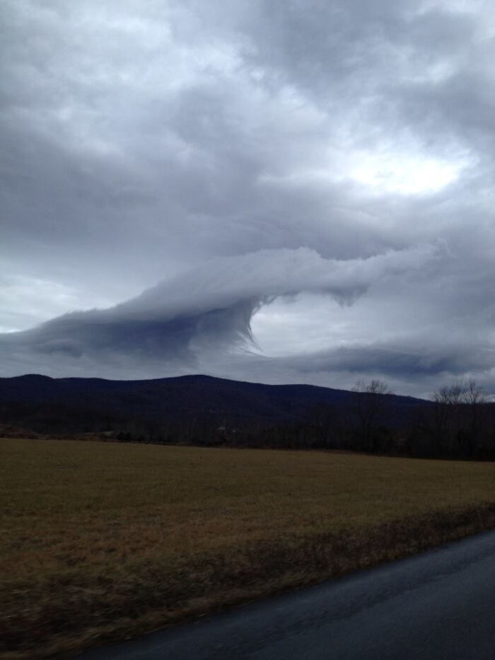 Ce nuage ressemble à une vague déferlante