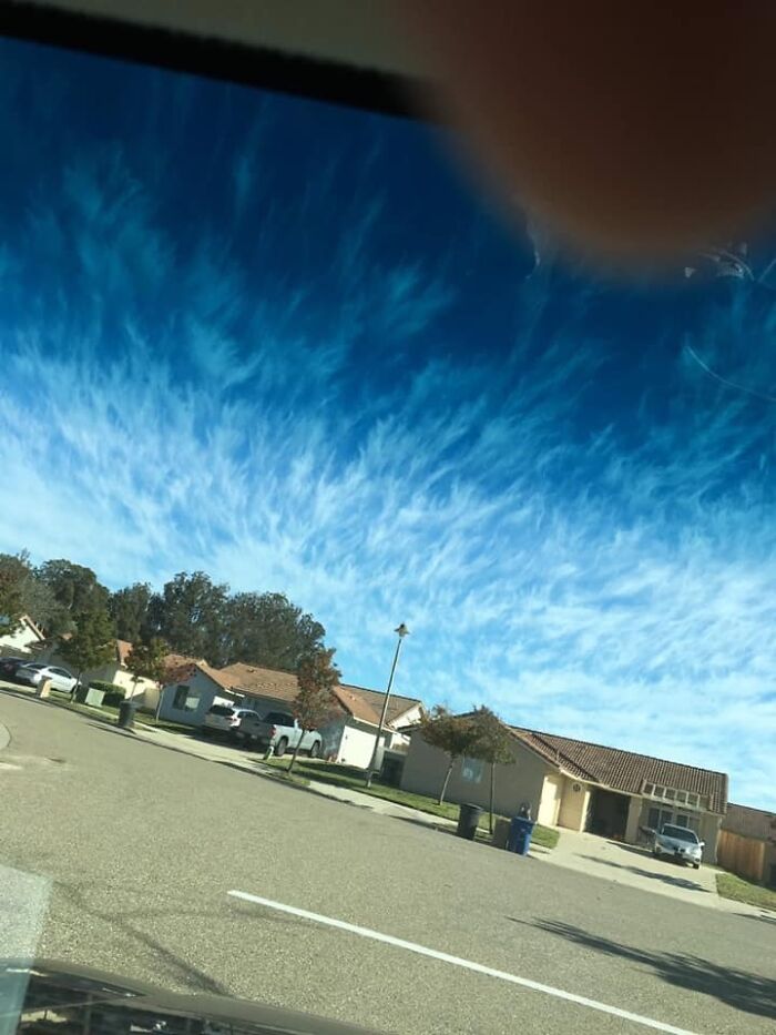 Les nuages ressemblent à des flammes blanches