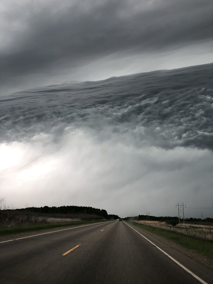 Formation de nuages ressemblant à un océan dans le ciel