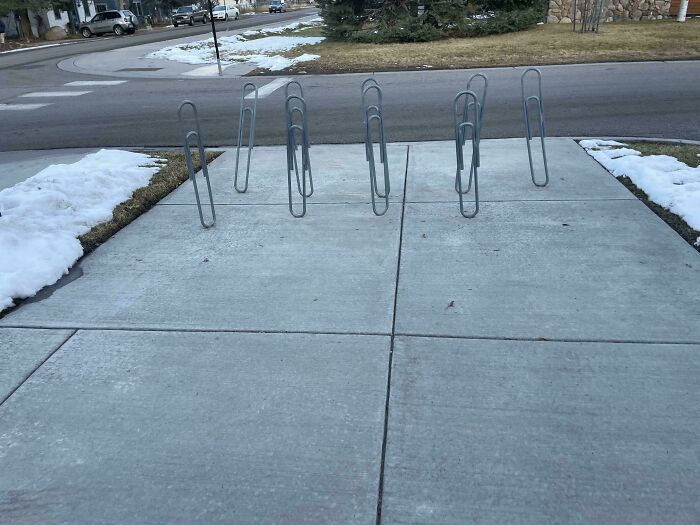 La bibliothèque de mon quartier a des endroits pour verrouiller ton vélo qui ressemblent à des trombones.