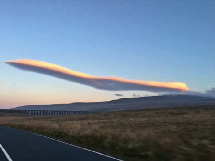 Ce nuage lenticulaire qui ressemble à un Sr-71