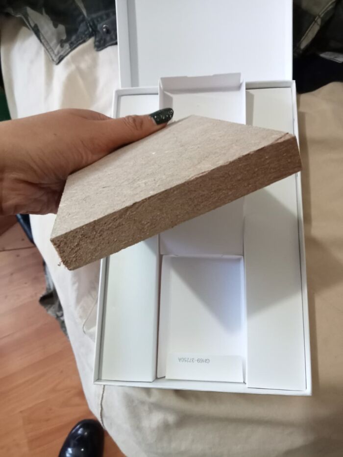 Mon amie a acheté une tablette dans la boutique Samsung (officielle) sur Amazon et a reçu ceci (elle en avait aussi besoin de toute urgence).