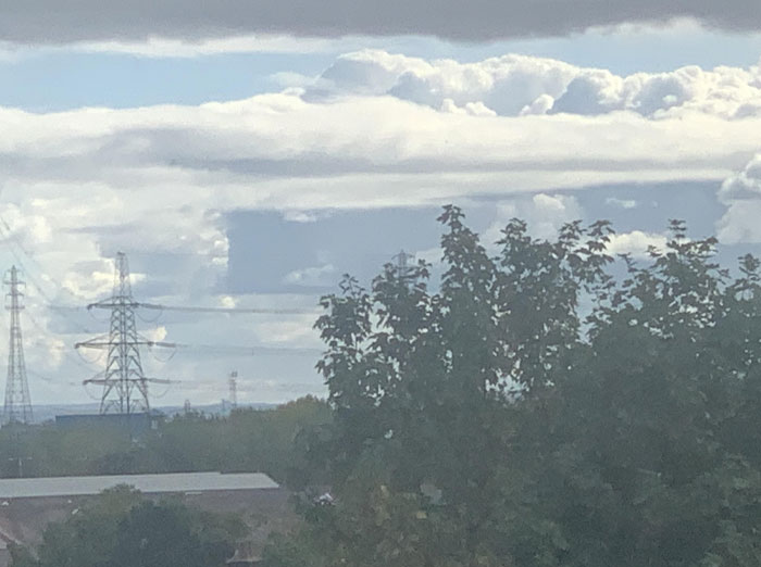 Étrange vide rectangulaire dans les nuages. Newport, Pays de Galles