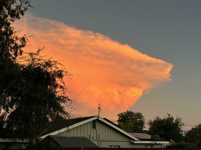 Ce nuage au-dessus de Scottsdale, Az, ressemble à un grand requin blanc