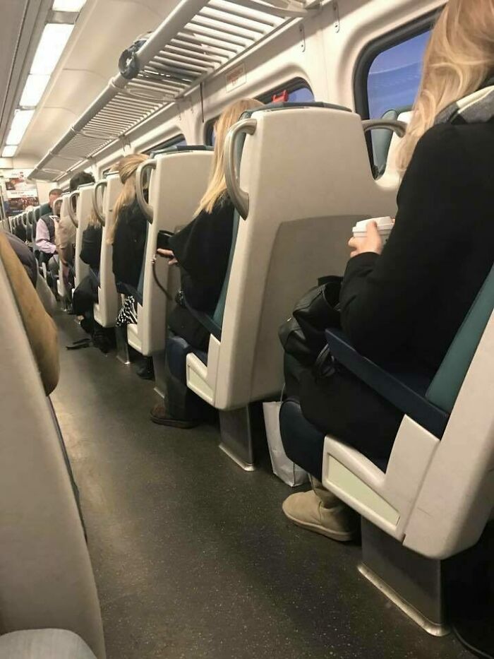 Mon ami est monté dans le train et la même femme s’est assise quatre fois.