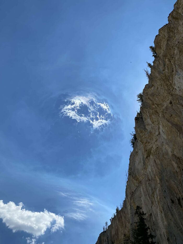 J’ai pris ces photos plus tôt dans la journée lors d’une randonnée à Mount Charleston, dans le Nevada. Mon ami et moi n’avons pas pu nous empêcher de remarquer que ce nuage ressemblait à un portail ou à une lune. Je n’ai jamais rien vu de tel dans ma vie.