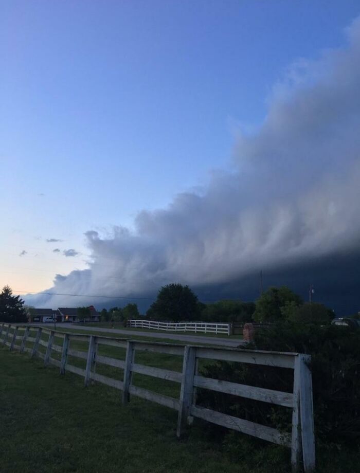 L’autre jour, les nuages ressemblaient à un tsunami