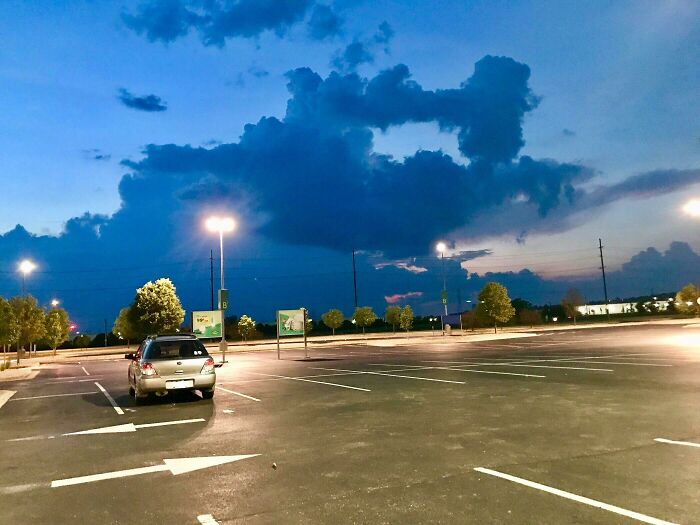 Ce nuage ressemble à un marteau frappant une enclume