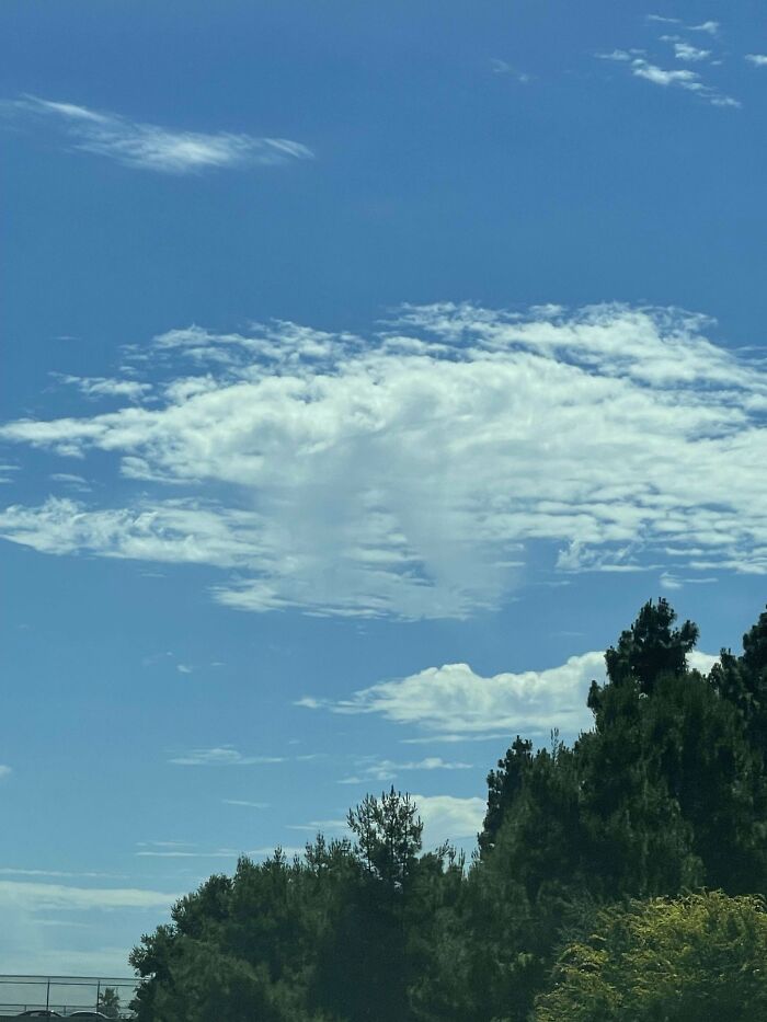 Un triangle dans les nuages. Le plus fou, c’est la façon dont il a fini par se dissiper. Je m’attendais à ce que le vent latéral brise la forme au fur et à mesure, mais au lieu de cela, le nuage s’est aminci et a disparu. Il a gardé sa forme tout le temps.