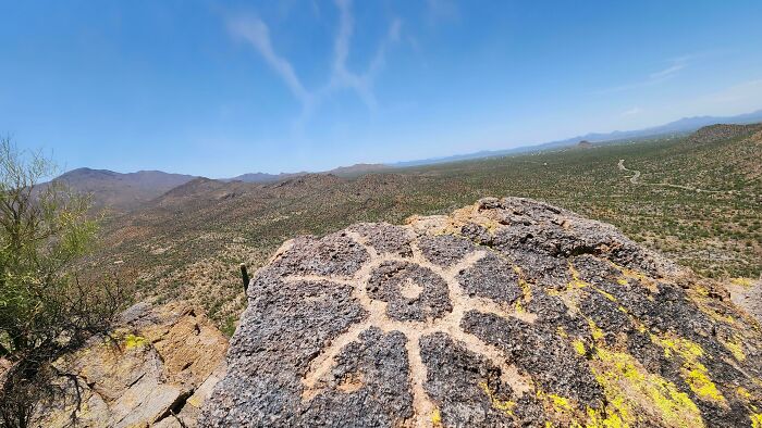 Glyphe trouvé sur un pic près de Contzen Pass, Saguaro Natl Park, Arizona, États-Unis. Les nuages ressemblent au glyphe